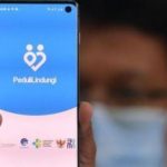 Cara batasi akses lokasi Aplikasi PeduliLindungi penting diketahui untuk menjaga privasi warganet. Foto: Aplikasi PeduliLindungi pada ponsel pintar. [Antara]