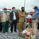 Wabup Batola, Rahmadian Noor menyeahkan bantuan banjir ke Katingan, Kalteng. (foto: faqih)