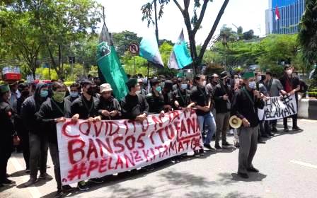Salah seorang mahasiswa menyampaikan orasi di hadapan aparat, meminta Ketua DPRD Kalsel keluar. (foto: leon)