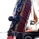 Truk fuso yang jatuh di Sungai Barito diderek, untuk diangkat ke daratan oleh pihak Pelabuhan Trisakti Banjarmasin. (foto: istimewa)