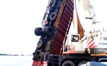 Truk fuso yang jatuh di Sungai Barito diderek, untuk diangkat ke daratan oleh pihak Pelabuhan Trisakti Banjarmasin. (foto: istimewa)