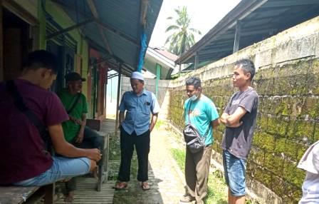 Relawan mengunjungi rumah lansia. (foto: ramli)