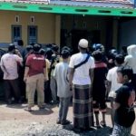 Suasana di depan rumah korban geger. (foto: istimewa)