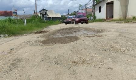 Kondisi jalan H.Anang Maskur rusak parah (foto:koranbanjar.net)