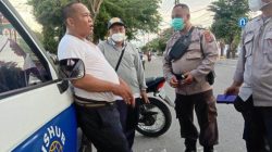 Petugas Dishub Kota Palangkaraya (baju putih) yang mendapat perlakuan pemukulan oleh juru parkir. (foto: borneo24/koranbanjar.net)