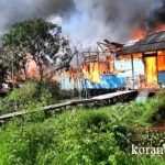 Kebakaran yang terjadi di Kecamatan Gambut, Kalsel hingga menghanguskan 10 rumah dinas guru. (foto: ari)