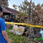 Salah satu penghuni rumah bersedih minat puing rumahnya sudah menjadi arang.(foto: leon)