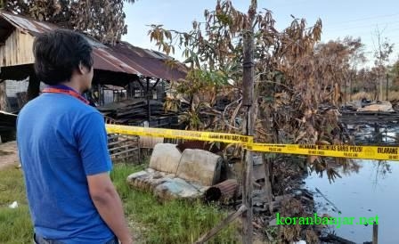 Salah satu penghuni rumah bersedih minat puing rumahnya sudah menjadi arang.(foto: leon)