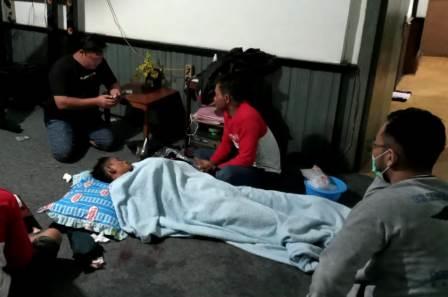 Salah seorang korban saat mendapatkan perawatan medis. (foto: yanda)