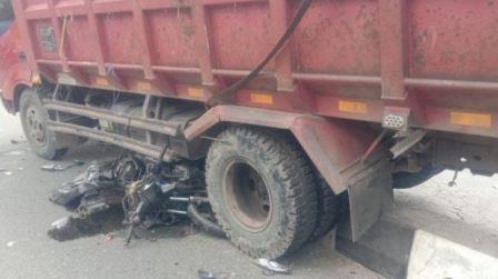Motor hancur terlindas truk yang tak kuat naik tanjakan di Jalan MT Haryono Balikpapan. [Inibalikpapan.com]
