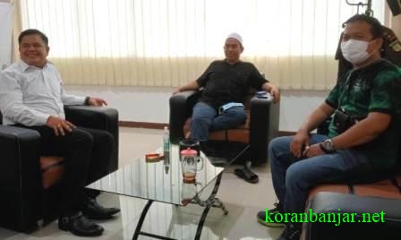 LSM mendatangi Kejati Kalsel mempertanyakan kasus dugaan pembubaran aksi demo di Banjarmasin, Kalsel. (foto: leon)