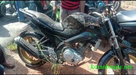 Sepeda motor ditemukan di sekitar lokasi penemuan mayat di Amuntai, Kabupaten HSU. (foto: ramli)