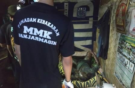 Proses evakuasi mayat Amang Bani. (foto:yanda)