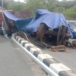Truk yang termundur dan gak kuat saat naik tanjakkan hingga nabrak ke pembatas jalan. Truk itu juga melindas dua satu motor hingga hancur, dan satunya terseret. [Inibalikpapan]