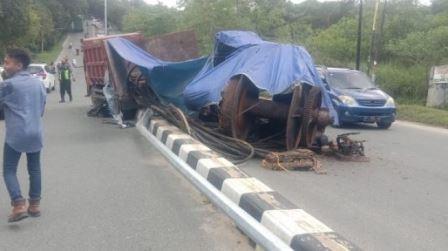 Truk yang termundur dan gak kuat saat naik tanjakkan hingga nabrak ke pembatas jalan. Truk itu juga melindas dua satu motor hingga hancur, dan satunya terseret. [Inibalikpapan]