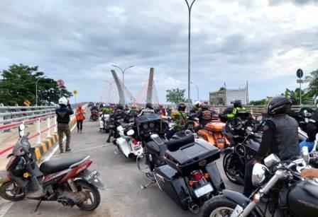 Kelompok Moge berfoto di atas jembatan Alalak II, Banjarmasin. (foto: ist)