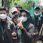 Mahasisa dari HMI menyampaikan orasi, tentang tuntutan mereka pada saat aksi demo, Senin (20/9/2021) siang di depan Gedung DPRD Kalsel, Banjarmasin. (foto: leon)