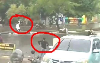 Tawuran di Kota Banjarmasin, Kalsel melibatkan dua kelompok yang mengnakan pakaian baju hitam dan putih., Minggu (26/9/2021). (foto: tangkapan layar video)