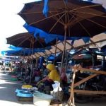 Lahan parkir di Pasar Keramat Barabai, Kabupaten HST digunakan untuk tempat berjualan. (foto: ramli)