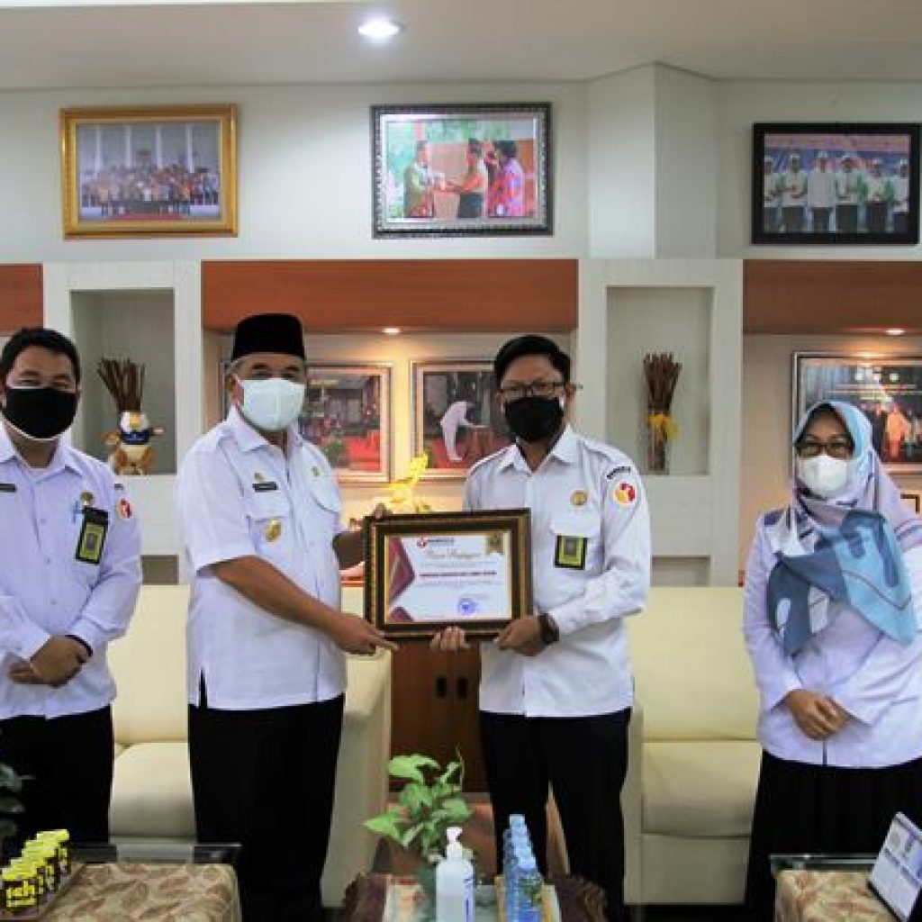 Achmad Fikry Terima Piagam Penghargaan Bawaslu Hulu Sungai Selatan