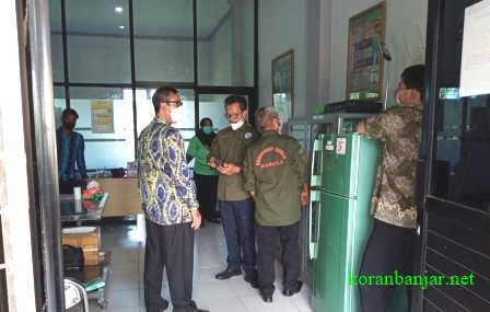 Petugas mempersiapkan pelaksanaan Hari Rabies se Dunia di Disbunak Kabupaten Batola, Kalsel. (foto: faqih)