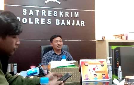 Kasat Reskrim Polres Banjar saat diwawancarai sejumlah wartawan. (foto: juwita)
