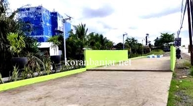 Dinas PUPR Batola membangun armroll di Handil Bakti, Batola, Kalsel. (foto: faqih)