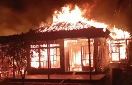 Rumah terbakar di Anjir, Kabupaten Batola. (foto: ist)