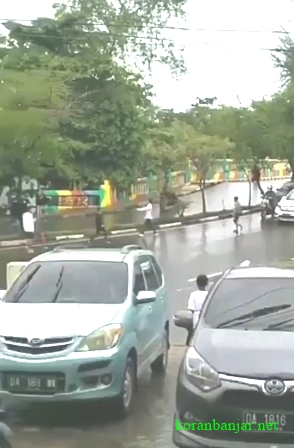 Tawuran antar kelompok pemuda di Banjarmasin pecah hingga mengganggu arus lalu lintas di kawasan Jl Piere Tendean, Kota Banjarmasin, Kalsel pada Minggu (26/9/2021) pagi. (foto: tangkapan layar video).