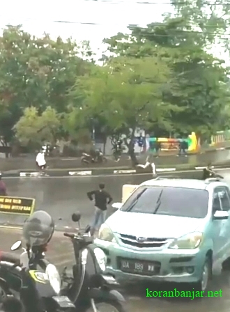 Tawuran antar kelompok pemuda di Banjarmasin pecah hingga mengganggu arus lalu lintas di kawasan Jl Piere Tendean, Kota Banjarmasin, Kalsel pada Minggu (26/9/2021) pagi. (foto: tangkapan layar video).