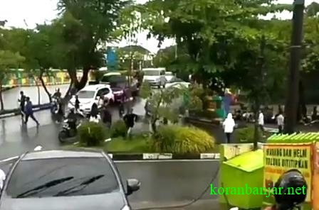 Tawuran antar kelompok pemuda di Banjarmasin pecah hingga mengganggu arus lalu lintas di kawasan Jl Piere Tendean, Kota Banjarmasin, Kalsel pada Minggu (26/9/2021) pagi. (foto: tangkapan layar video).