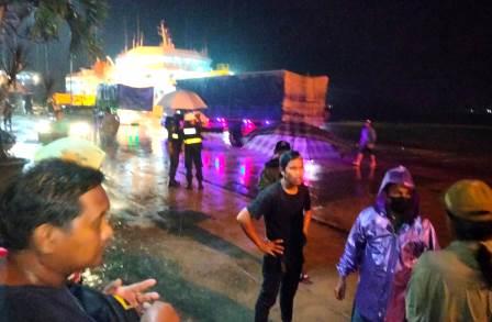 Sejumlah petugas dan relawan berkoordibnasi melakukan proses evakuasi para korban. (foto: yanda)