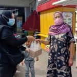 Sahabat Ganjar bagikan produk UMKM di Kota Banjarmasin, Sabtu, (11/9/2021). (foto: yanda)