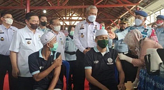Vaksinasi di Lapas Kelas II A Kota Banjarmasin. (foto: yanda)