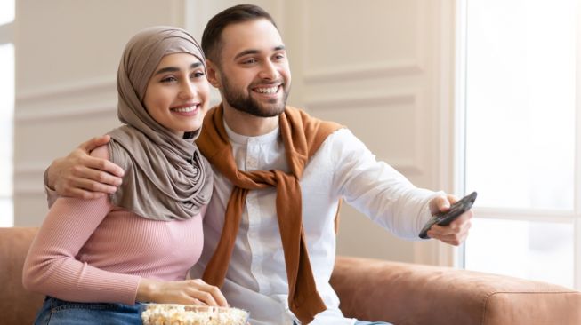 5 Kewajiban Istri Setelah Menikah Menurut Agama Islam - Ilustrasi pasangan muslim, wanita muslim, wanita berhijab, keluarga Islam, suami istri muslim (elemen envato)