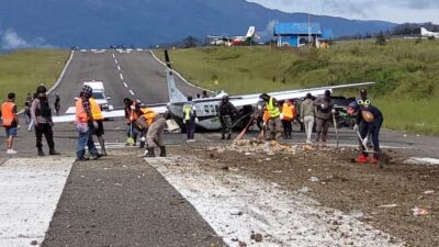 Kecelakaan pesawat perintis di Bandara Aminggaru Ilaga Papua. (foto: istimewa)