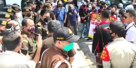 LSM KAKI melakukan aksi demo di depan Kantor Kejati Kalsel. (foto: ist)
