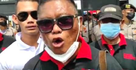 Aktivis menyampaikan orasi di depan Kantor Kejati Kalsel. (foto: ist)