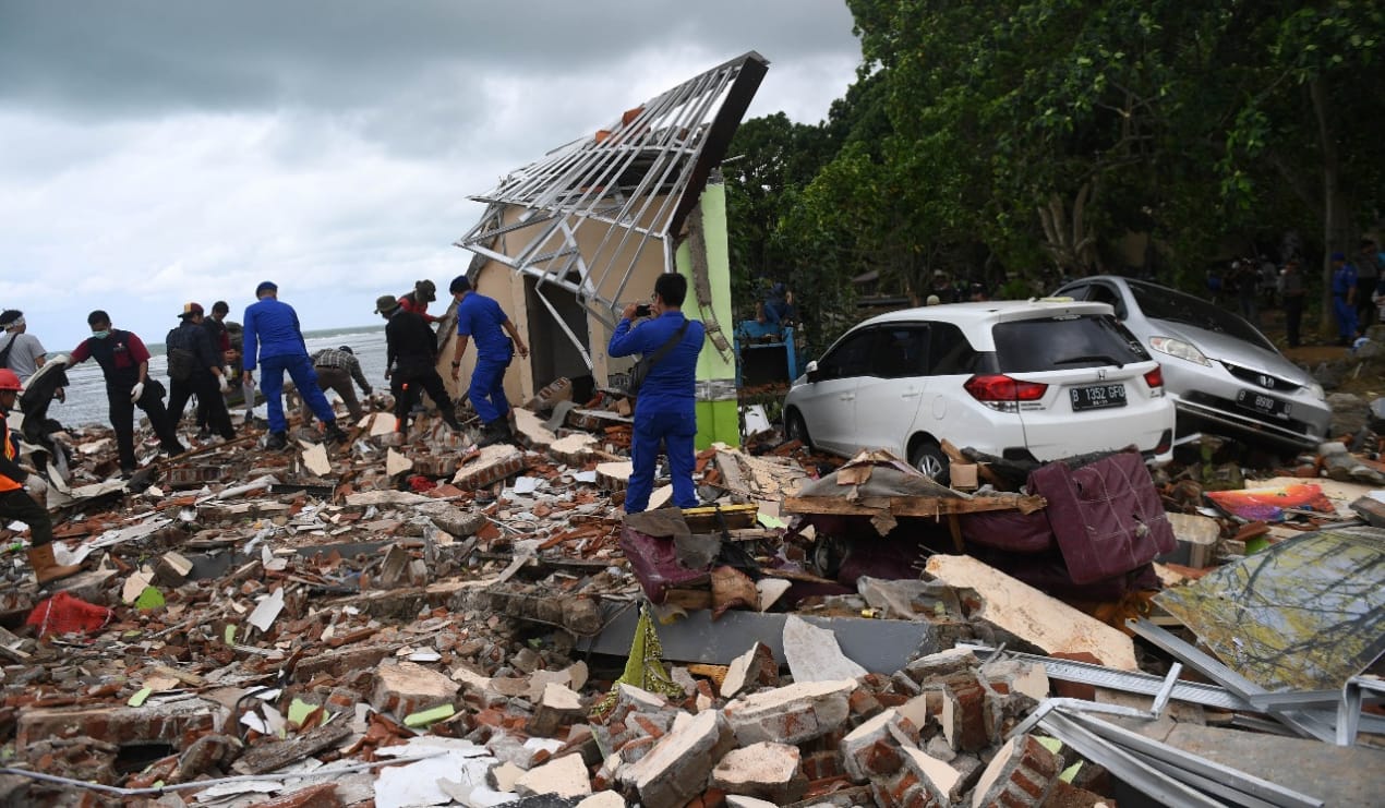 Relawan bersama polisi mencari korban tsunami di reruntuhan sebuah hotel di kawasan Carita, Banten, Desember 2018. Foto: Antara