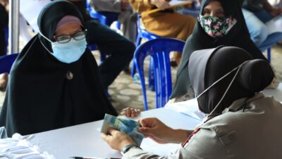 Senyum Bahagia Penerima Bantuan Tunai Bagi PKL di Banjarmasin
