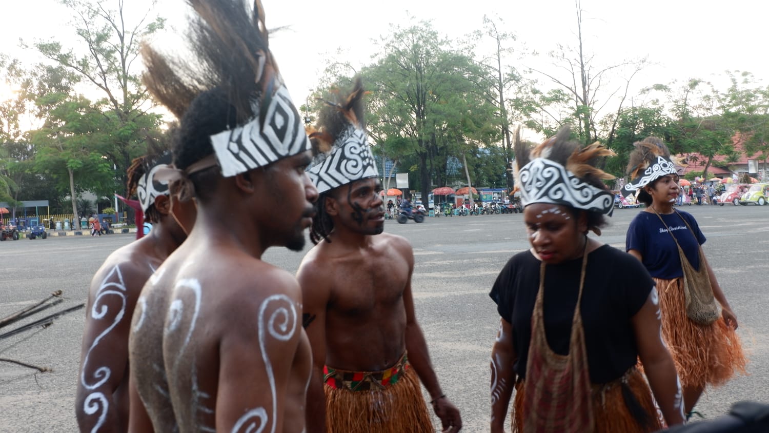 Gelar tarian Papua, sejumlah mahasiswa Papua coba galang dana rayakan Natal. Foto: kbnet/andy