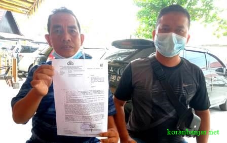 Ketua LSM KPK - APP Kalimantan Selatan, Aliansyah menunjukan Surat Pemberitahuan Perkembangan Hasil Penyidikan(SP2HP) dari Polda Kalsel.(ist)