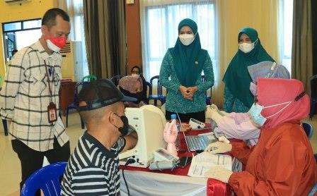 Vaksinasi yang dilaksanakan TP PKK Kota Banjarbaru. (foto: humas)