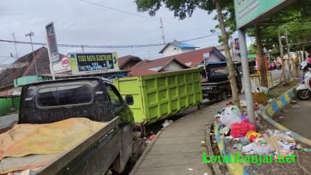 SAMPAH – Tampak sampah masih berhamburan di luar TPS di Jl AES Nasution, Marabahan, Batola. (foto: faqih)