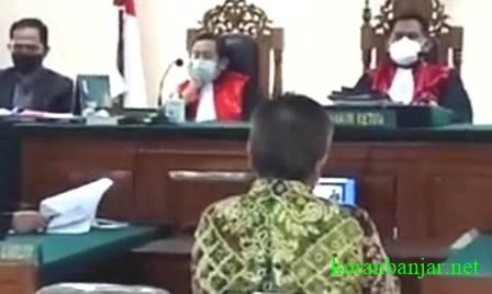SIDANG – Mantan Bupati Balangan, Kalsel saat menjalani sidang di PNS Banjarmasin, Kalsel. (foto: leon)