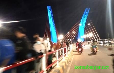 PENUH – Warga Kota Banjarmasin memenuhi Jembatan Sungai Alalak, Kota Banjarmasin, Kalsel.