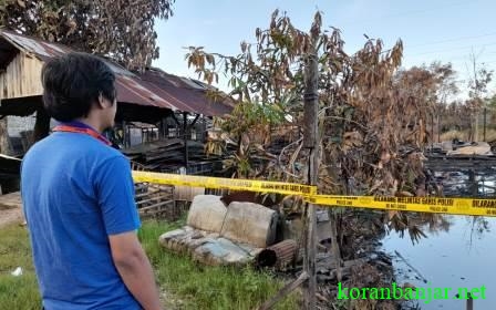 Ikhsan memandang puing rumahnya yang menjadi arang.(foto: leon)