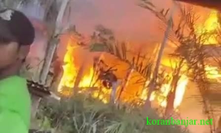 BERKOBAR – Api berkobar menghanguskan rumah milik Husni Tamrin.