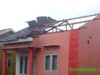 PORAKPORANDA – Atap rumah warga tersingkap dan beramburan di jalan. (foto: istimewa)