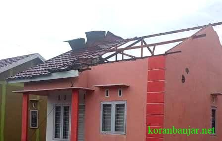 PORAKPORANDA – Atap rumah warga tersingkap dan beramburan di jalan. (foto: istimewa)